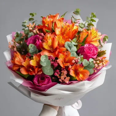 Букет с альстромериями «Заряд энергии»