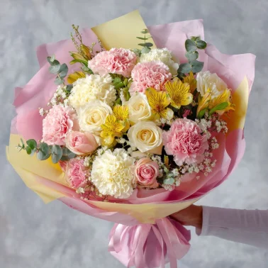 Букет с гвоздиками «Яркий момент»