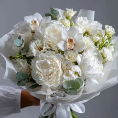 Букет с пионами «Снежное прикосновение»