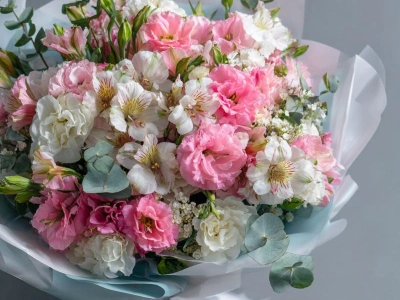 Букет с эустомами «Утренний бриз»