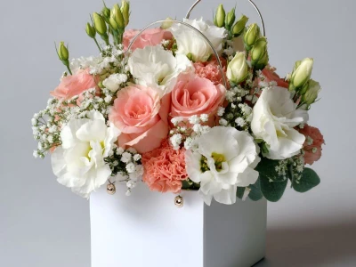 Композиция в сумочке «Цветочный комплимент»