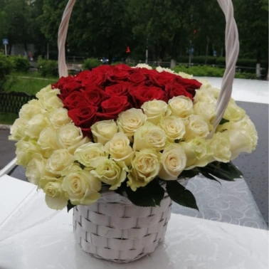 Корзина «Красное в белом»