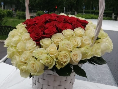 Корзина «Красное в белом»