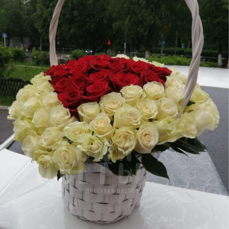 Корзина &laquo;Красное в белом&raquo;