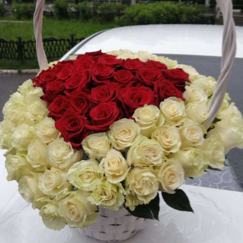 Корзина &laquo;Красное в белом&raquo;