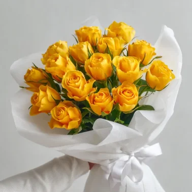 15 желтых кенийских роз 40 см