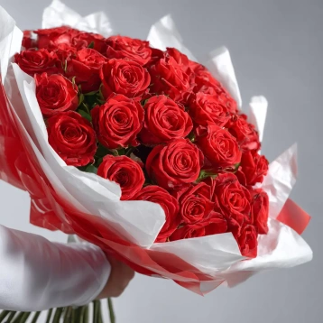 Красные розы «Карминовый взгляд»