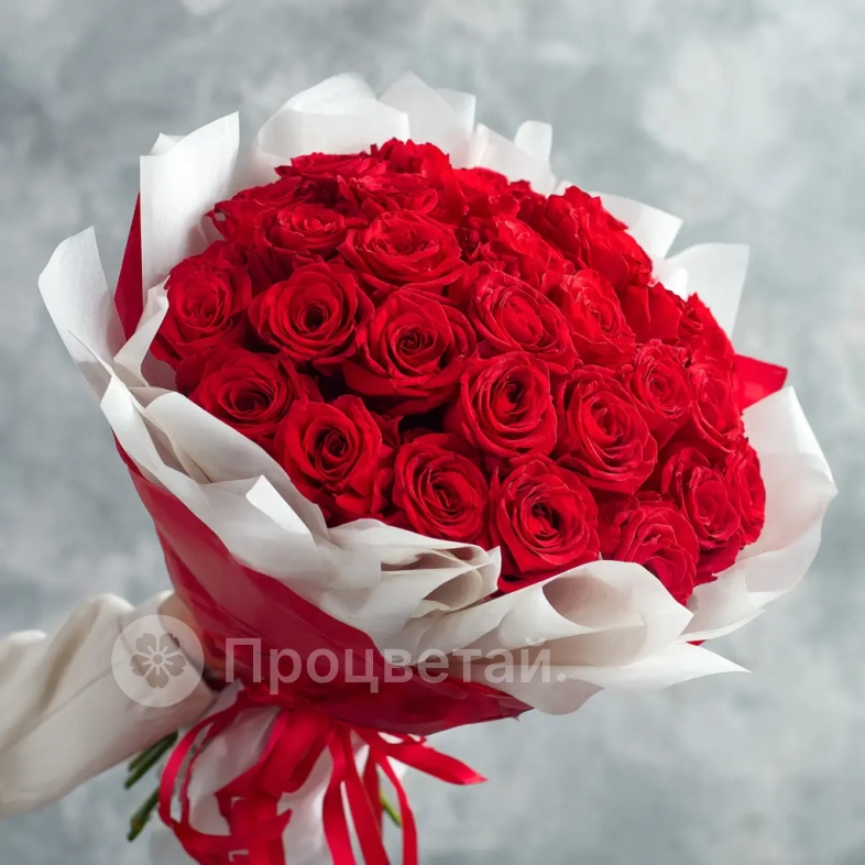 Красные розы &laquo;Карминовый взгляд&raquo;